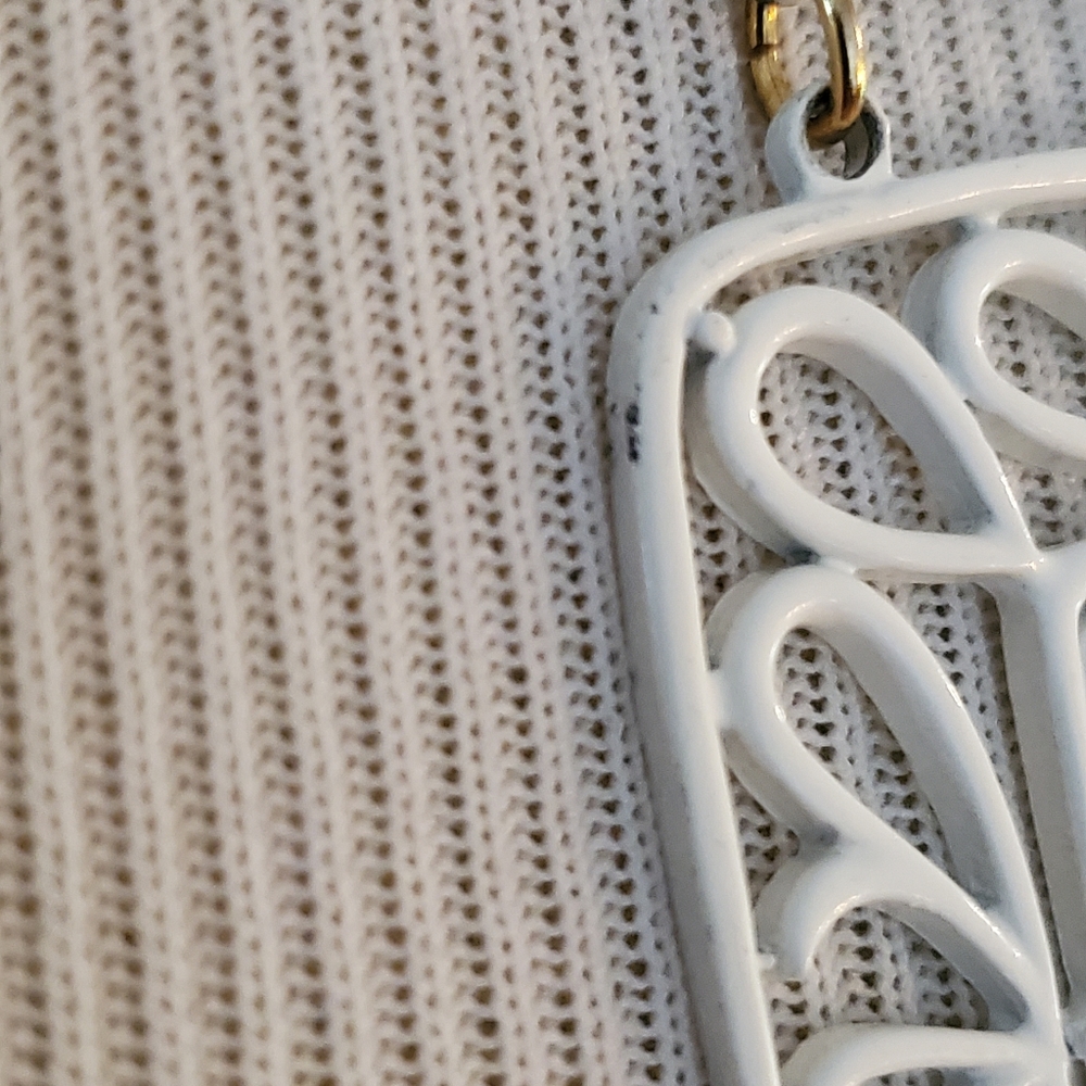 Vintage 1970s Crown TRIFARI White Enamel Floral/Scroll Pendant & Chain - Picture 7 of 12